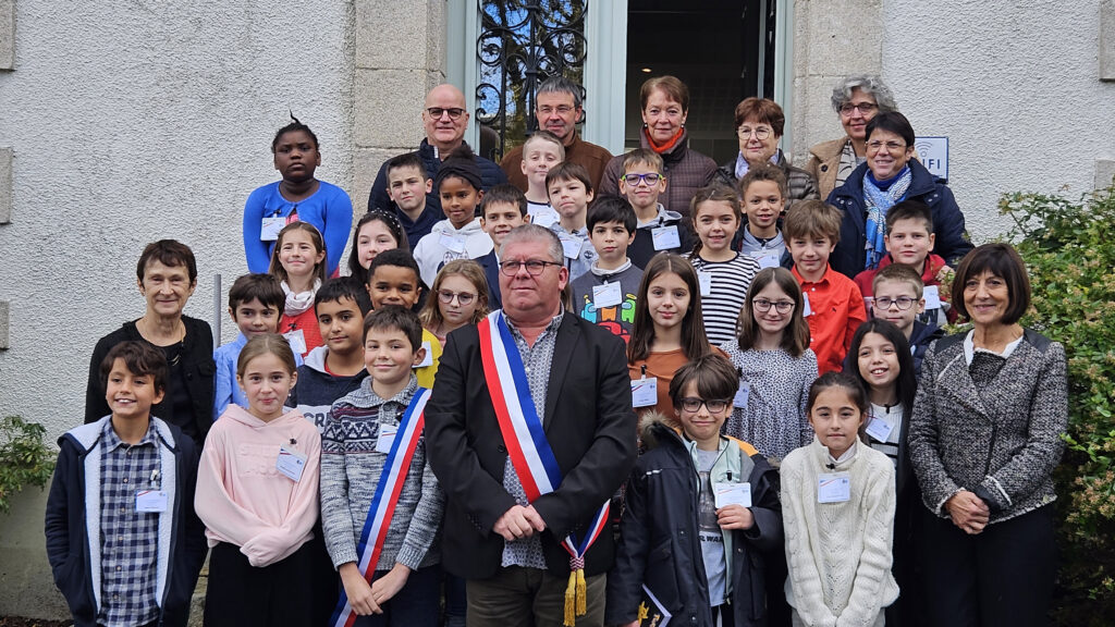 Photo de groupe du Conseil Municipal des Jeunes - Agrandir l'image, fenêtre modale