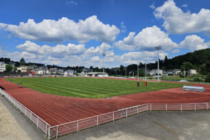 Stade Roger Léniaud : terrain d'honneur et piste d'athlétisme